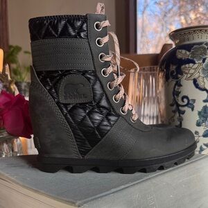 Like new Sorel Black and Gray Quilted Lace-Up Boots